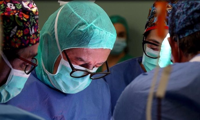 Especialistas del Hospital La Fe combinan por primera vez dos técnicas para casos complejos de cáncer pélvico y salvan la funcionalidad de las piernas a un paciente