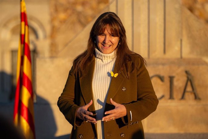 Archivo - La presidenta de Junts, Laura Borràs, atiende a los medios de comunicación durante la ofrenda floral anual a la tumba del expresidente de la Generalitat Francesc Macià, en el cementerio de Montjuic