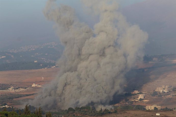 Columna de fum després d'un bombardeig de l'Exèrcit d'Israel contra la localitat de Mashghara, a Líban (arxiu)