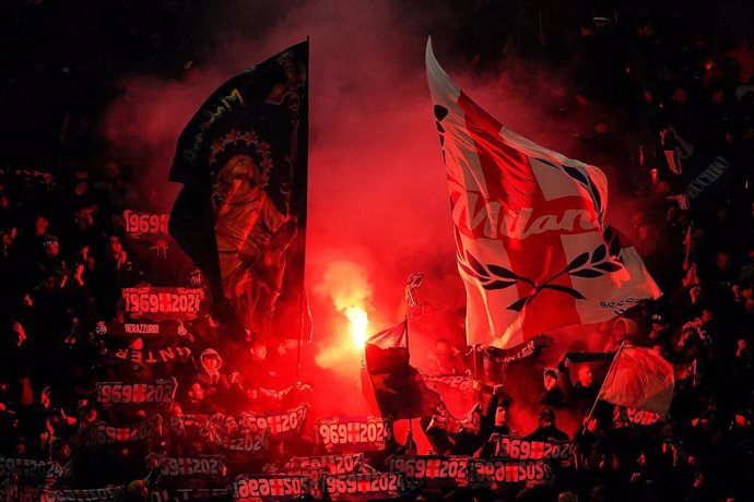 Archivo - Aficionados del INter de Milán, en un encuentro ante el AC Milan. 