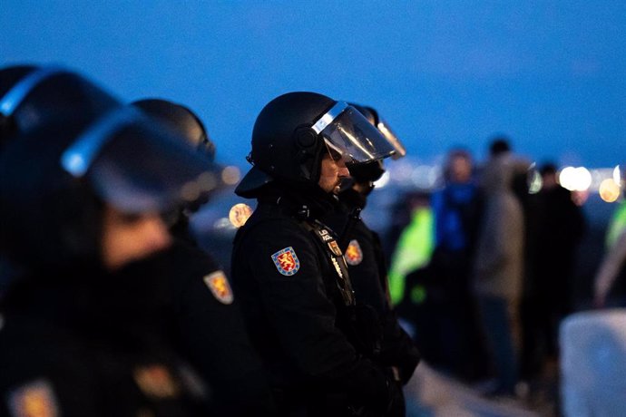 Archivo - Agentes de la Policía Nacional en las inmediaciones del estadio Metropolitano