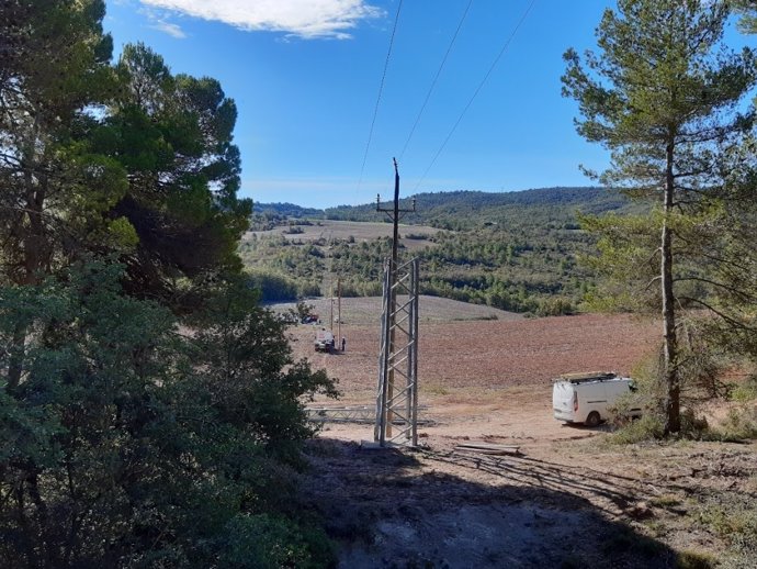 Trabajos de mejora de la línea eléctrica en Pontils (Tarragona).