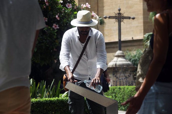 Archivo - A partir de este martes, 1 de octubre, se cortarán las fuentes para beber, se prohíbe el rellando de psicinas y se suspenden los riegos de superviviencai de zonas verdes.