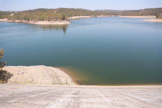 Archivo - Vista general del embalse de Aznalcóllar. A 06 de agosto de 2024, en Aznalcóllar, Sevilla (Andalucía, España).  (Imagen de archivo)