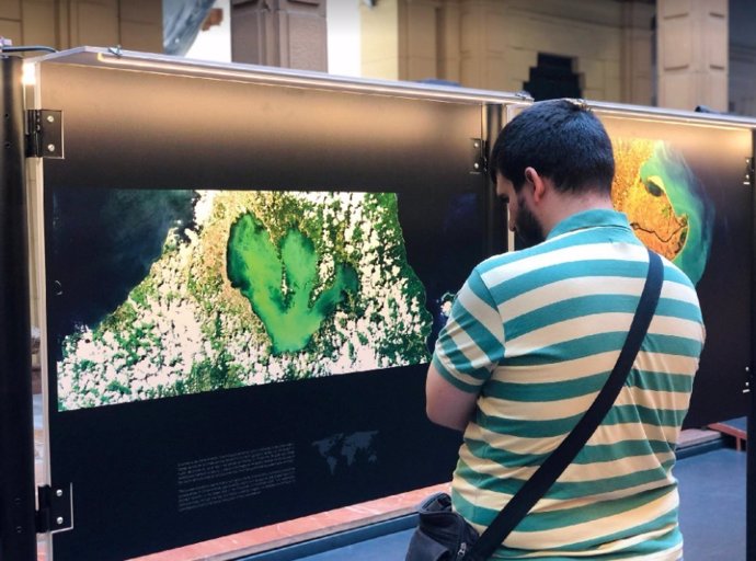 Un asistente a la exposición 'Las costas desde el Espacio'.