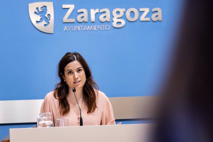 La consejera municipal de Medio Ambiente, Tatiana Gaudes, durnate la ruyeda de prensa en la que ha dado a conocer los centros escolares escogidos para el proyecto 'Adapta tu patio'.