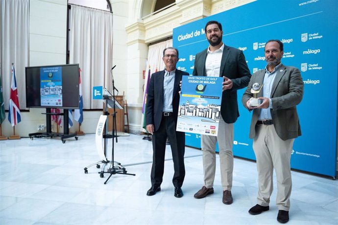 El concejal delegado de Deporte, Borja Vivas, junto al presidente y el director del Real Guadalhorce Club de Golf, Ángel Gancedo e Ignacio Sánchez Montes, ha presentado el torneo, que organiza el club y cuenta con el patrocinio del Ayuntamiento de Málaga