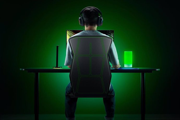 El nuevo cojín háptico Razer Freyja y los auriculares Kraken V4 Pro.