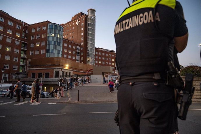 Varios policías trabajan en el perímetro del hospital de Cruces tras la reyerta registrada en Barakaldo, a 29 de septiembre de 2024, en Barakaldo, Bizkaia, País Vasco (España). 