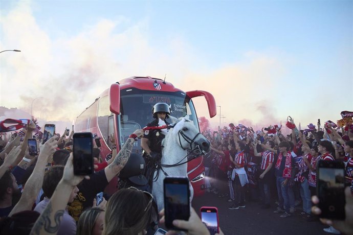 Decenas de aficionados reciben al autobús del Atlético de Madrid en las inmediaciones del estadio Metropolitano