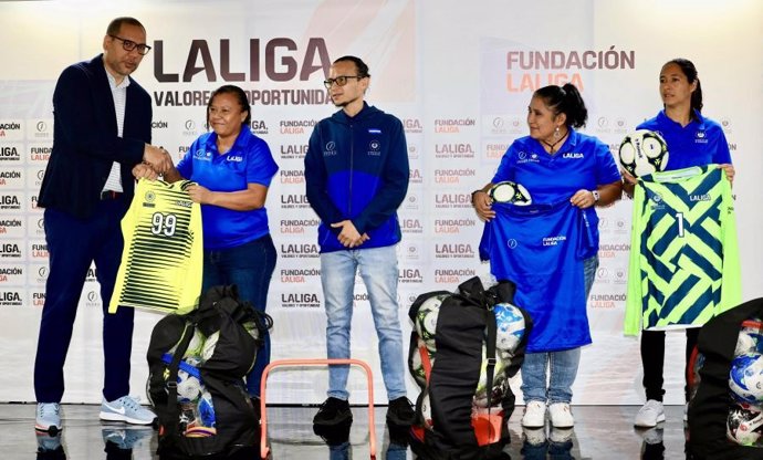 Acto de inauguración de 30 escuelas sociodeportivas en El Salvador.