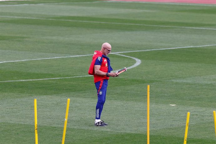 Luis de la Fuente durante una sesión de entrenamiento de la selección en la Ciudad del Fútbol de Las Rozas