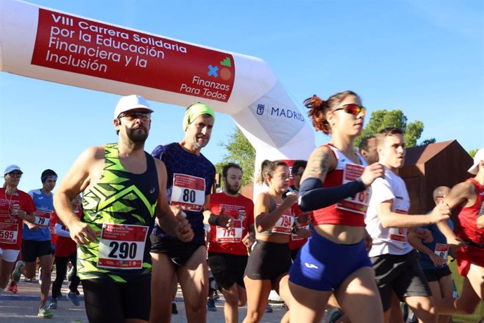 Setecientos corredores participan en la VIII Carrera Solidaria por la Educación financiera de Valdebebas (Madrid)