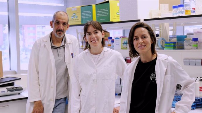 Santiago F. Elena, Victoria García Castiglioni y María José Olmo Uceda, en su laboratorio del I2SysBio.