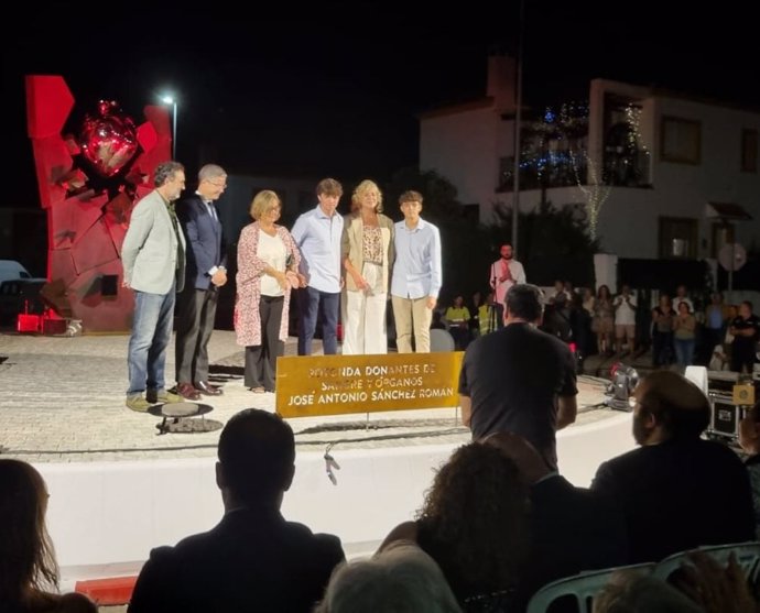 Acto de homenaje póstumo al ex director médico del hospital de Valme José Antonio Sánchez Román, por parte de la Corporación de Valencina.