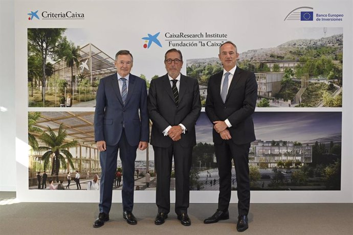 (I-D) El Consejero Delegado De Criteriacaixa, Ángel Simón; El Director General De La Fundación ”La Caixa”, Antonio Vila; Y El Director General De Operaciones Para La UE Del BEI, Jean-Christophe Laloux.