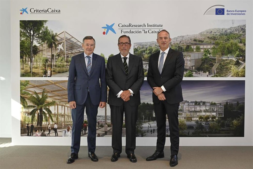 (I-D) El Consejero Delegado De Criteriacaixa, Ángel Simón; El Director General De La Fundación La Caixa, Antonio Vila; Y El Director General De Operaciones Para La UE Del BEI, Jean-Christophe Laloux.
