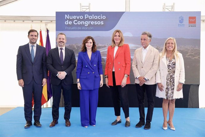 Foto familia de la presentación del futuro Palacio de Congresos de Pozuelo de Alarcón