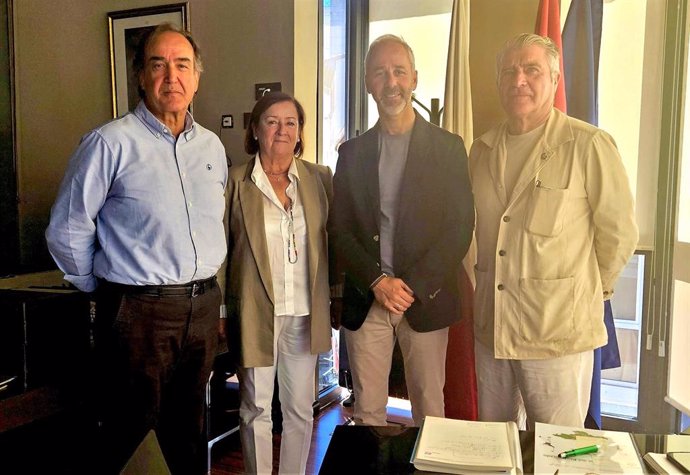 Archivo - El consejero de Educación, Formación Profesional y Universidades, Sergio Silva, con el presidente de la Federación Cántabra de Golf, Juan Carlos Alba