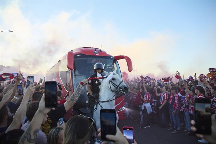 Decenas de aficionados reciban el bus del club en las inmediaciones del Estadio Cívitas Metropolitano, a 29 de septiembre de 2024, en Madrid (España). Hoy se disputa el primer derbi madrileño de la temporada entre el Atlético de Madrid y Real Madrid que