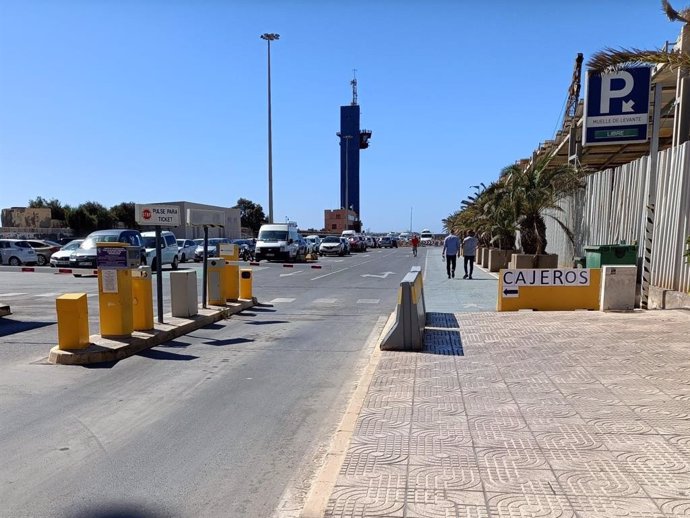 Acceso al parking del Muelle de Levante del Puerto de Almería.