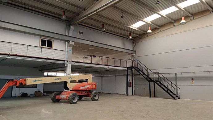 Interior de la nave de Aerópolis que albergará una de las dos sedes del Centro de Innovación en Vehículos Aéreos No Tripulados y Movilidad Aérea Urbana (CUAM) de la Universidad de Sevilla.