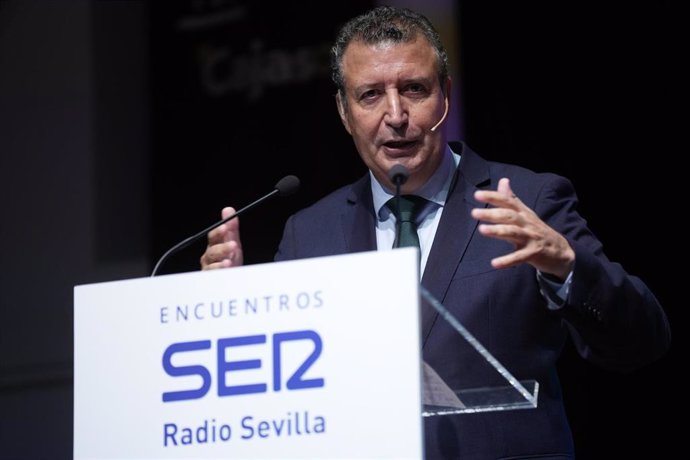 El presidente de la Diputación de Sevilla, Javier Fernández, durante el encuentro organizado por la cadena SER en la Fundación Cajasol.