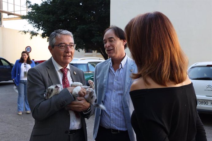 El presidente de la institución , Francisco Salado, ha presentado el programa 'Anímate' junto al presidente del Colegio Oficial de Veterinarios de Málaga, Juan Antonio de Luque.