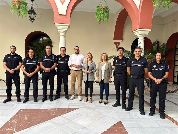 La alcaldesa de Alcalá de Guadaíra, Ana Isabel Jiménez, junto con los delegados municipales de Gobernación, Pedro Gracia, y de Recursos Humanos, Teresa García, han estado presentes en la toma de posesión de los nuevos agentes.