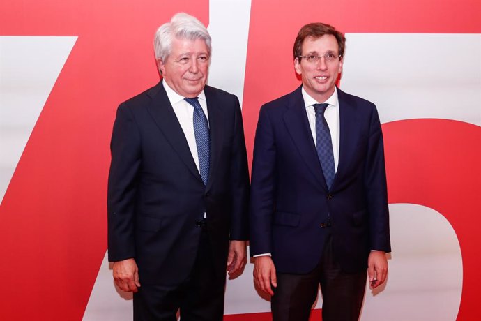 Archivo - Enrique Cerezo, president of Atletico de Madrid and Jose Luis Martinez-Almeida, Mayor of Madrid pose for photo during the presentation of the book "Cerezo 75 miradas y mas para 75 anos" at Westin Palace on November 30, 2023, in Madrid, Spain.