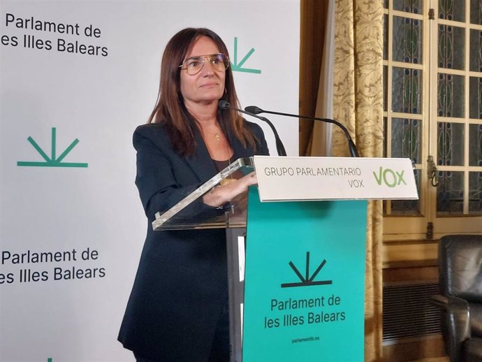 La portavoz parlamentaria de Vox, Manuela Cañadas, en rueda de prensa