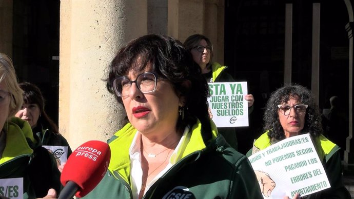 La responsable provincial en León de CSIF Empresa Privada, Florentina Pérez, este lunes durante la concentración de las trabajadoras del Servicio municipal de Ayuda a Domicilio