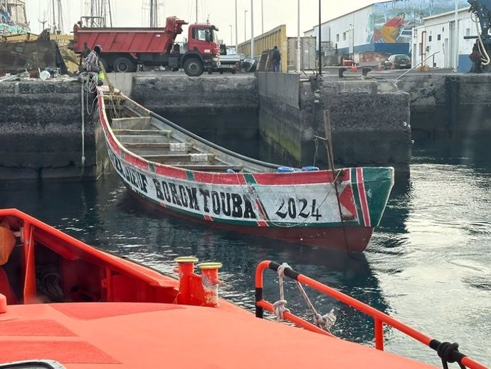 Archivo - Cayuco llegado al puerto de La Restinga