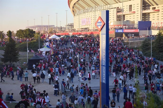 Decenas de aficionados en las inmediaciones del Estadio Cívitas Metropolitano, a 29 de septiembre