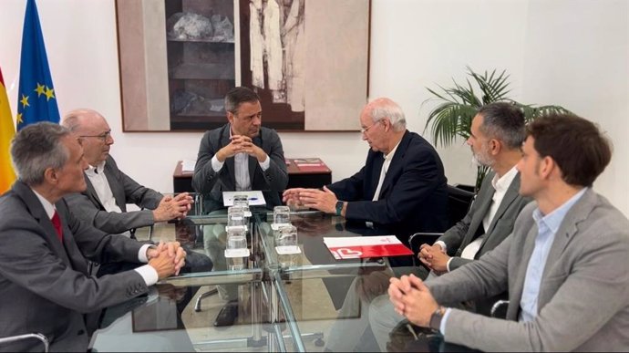 Reunión celebrada del consejero de Presidencia, Portavocía, Acción Exterior y Emergencias, Marcos Ortuño, con los representantes de Cáritas y el director general de Acción Exterior y Cooperación, Juan José Almela.