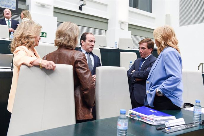 El segundo teniente de Alcalde de Madrid, Borja Carabante (c), el alcalde de Madrid, José Luis Martínez-Almeida (d), y la vicealcaldesa de Madrid, Inmaculada Sanz (d), durante un pleno 