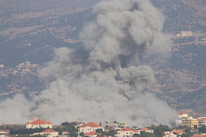 Columna de humo tras un bombardeo del Ejército de Israel contra la localidad de Mashghara, en Líbano (archivo)