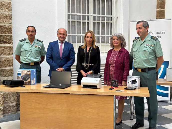 La presidenta de la Diputación, Almudena Martínez, con el coronel jefe de la Comandancia de la Guardia Civil en Cádiz, Luis Martín Velasco, y la subdelegada del Gobierno en Cádiz, Blanca Flores.