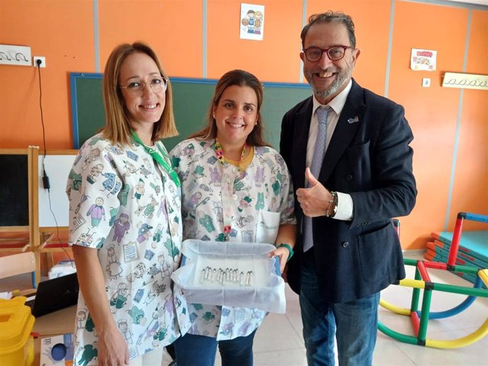 El delegado territorial de Salud y Consumo en Málaga, Carlos Bautista, ha asistido, junto con el delegado territorial de Desarrollo Educativo y FP, Miguel Briones, a la jornada inicial de vacunación en un colegio de la capital malagueña.