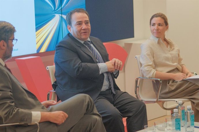 El presidente del Instituto de Crédito Oficial (ICO), Manuel Illueca, y la directora general de la Asociación Española de la Banca (AEB), María Abascal, en un evento organizado por LLYC.