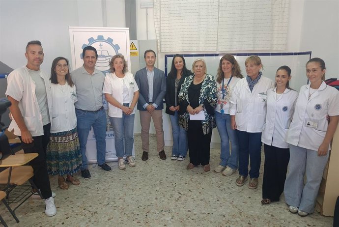 El delegado territorial de Desarrollo Educativo y Formación Profesional, Carlos Soriano, y la delegada territorial de Salud y Consumo, Manuela Caro, durante la visita al SAFA Funcadia de Huelva.