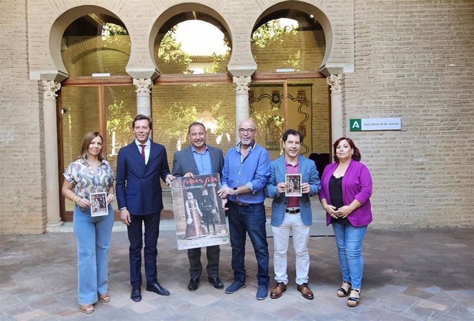 Foto de familia tras la presentación de la Feria de la Seda de Los Molares.