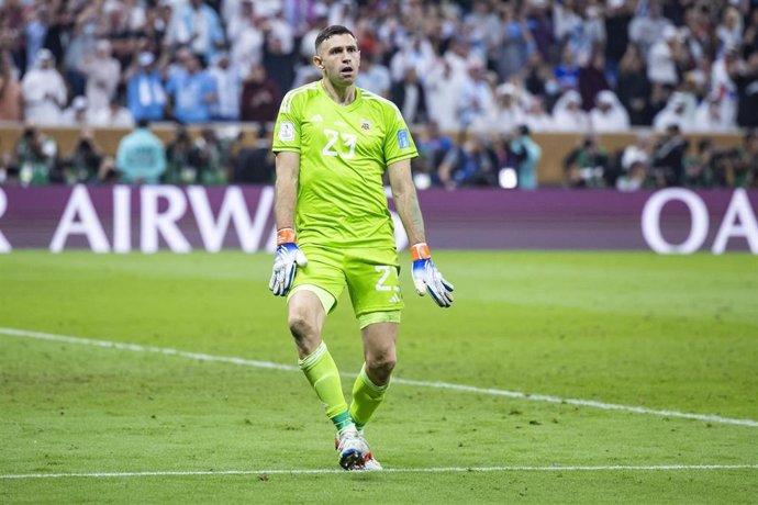 Archivo - El portero argentino Emiliano Martínez celebra una parada con su selección. 