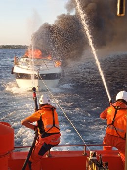 Efectivos combatiendo el fuego.