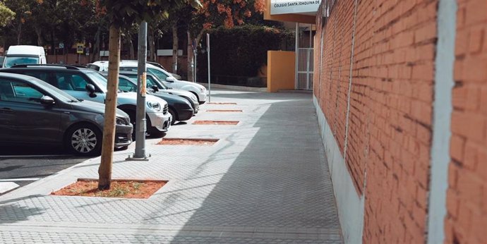 El Ayuntamiento reurbaniza la calle Santa Joaquina de Vedruna para facilitar el acceso peatonal al colegio Vedruna.