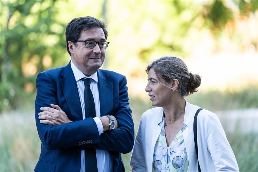 El ministro para la Transformación Digital y de la Función Pública, Óscar López, y la nueva Directora del Gabinete del Ministro de Inclusión, Seguridad Social y Migraciones, María Teresa Ledo Turiel durante el acto de toma de posesión de los altos cargo