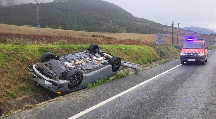 Imagen de un accidente de tráfico en la localidad navarra de Sarasa. 