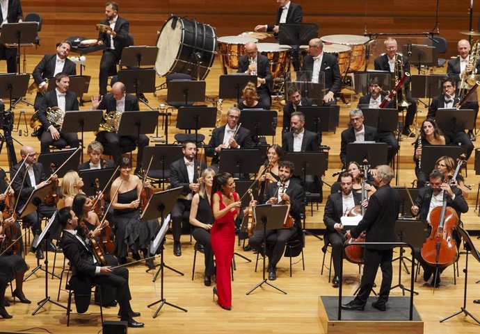 La Sinfónica de CyL clausura el 37 Festival de Música Española de León dirigida por su titular Thierry Fischer .