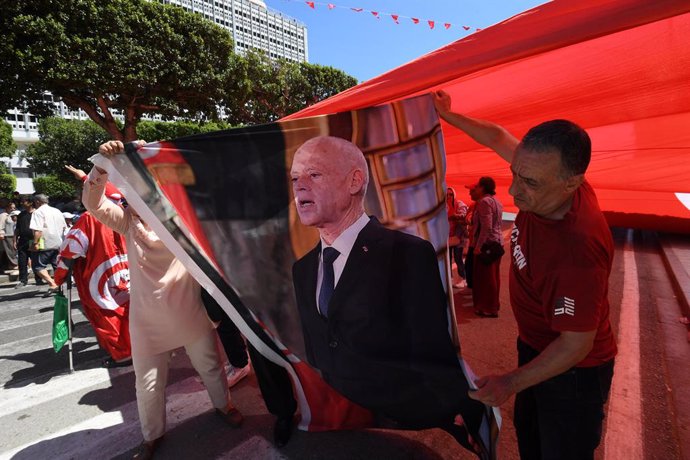 Respaldo al presidente: los partidarios del presidente tunecino Kais Saied sostienen su imagen durante una manifestación en Túnez, el 25 de julio de 2024, mientras la nación celebra el 67 aniversario de la fundación de la república.  