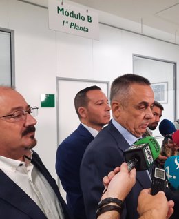 El presidente del Grupo Parlamentario Vox en la Asamblea de Extremadura, Ángel Pelayo Gordillo, en declaraciones a los medios junto a otros miembros de su formación dentro de la ronda de negociación de los PGEx 2025